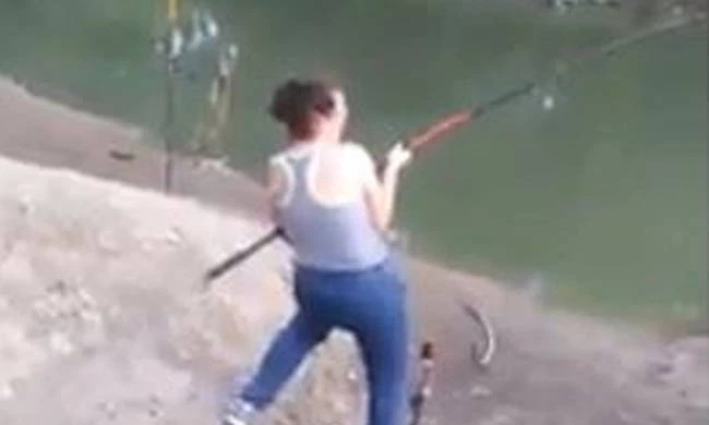 Πήγε για ψάρεμα! Δεν μπορείτε να φανταστείτε τι έβγαλε (βίντεο)
